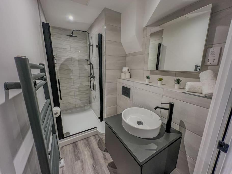 Orange Rentals-High Spec, Midnight Suite, Sleeps 4-Pets Welcome! Liverpool Ngoại thất bức ảnh